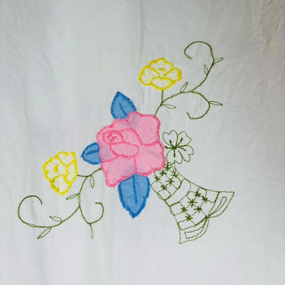 Vintage Linens Embroidered Square Flower Appliqué Tablecloth 46x46 Scalloped Hem